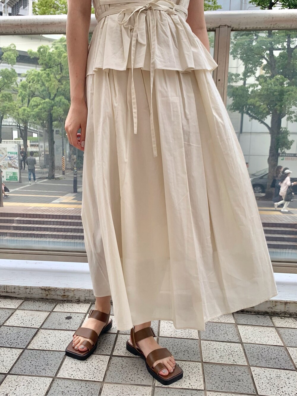 ブラウン系のサンダル、ホワイト系のワンピースを着用したレディースの夏コーディネートの4枚目の写真