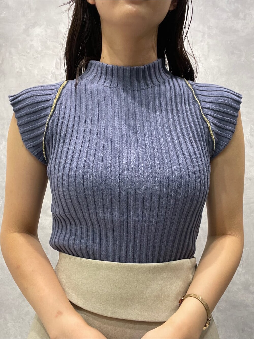 ブラック系のサンダル、ホワイト系のスカート、ブルー系のニット/セーターを着用したレディースの夏コーディネートの5枚目の写真