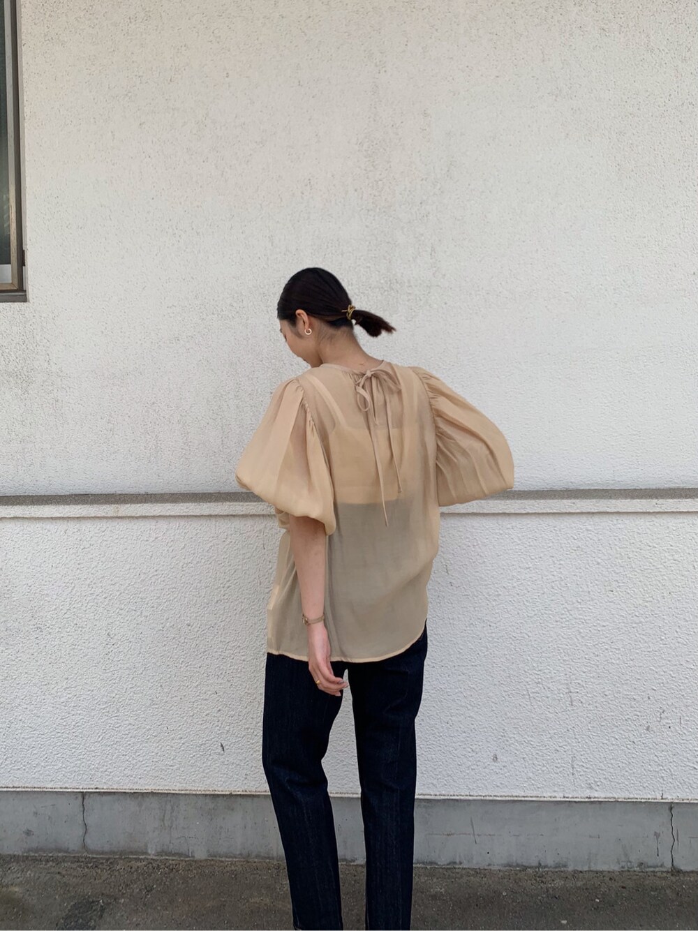 ベージュ系のシャツ/ブラウス、ブルー系のデニムパンツ、ゴールド系のバングル/リストバンドを着用したレディースの春コーディネートの7枚目の写真