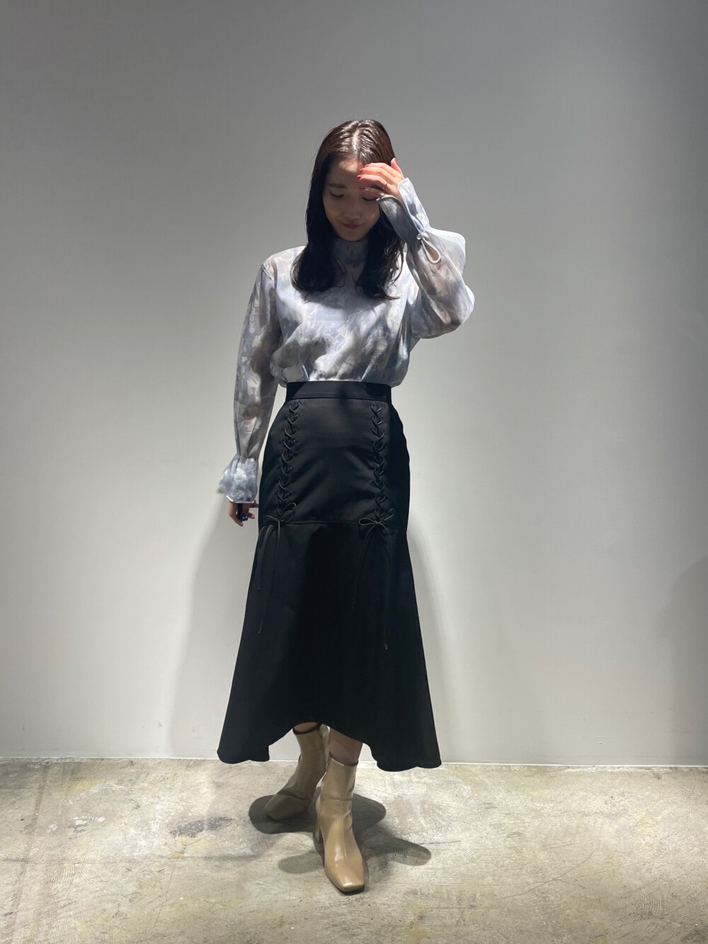 ブラック系のスカート、ベージュ系のブーツ、パープル系のシャツ/ブラウスを着用したレディースの夏コーディネートの2枚目の写真