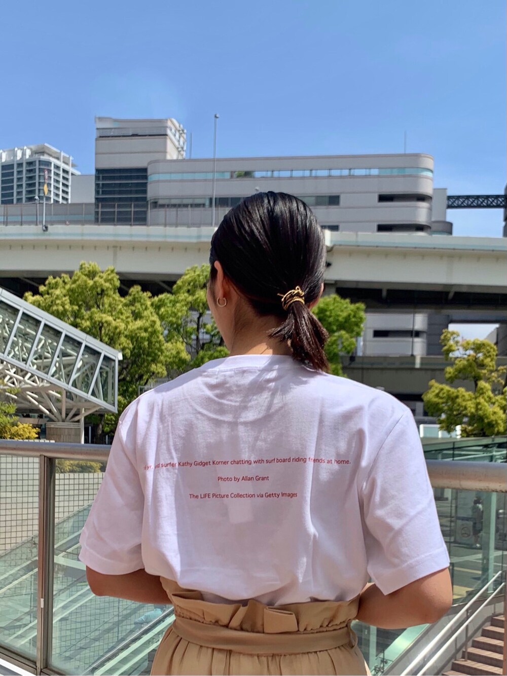 ベージュ系のその他パンツ、ホワイト系のTシャツ/カットソーを着用したレディースの春コーディネートの5枚目の写真