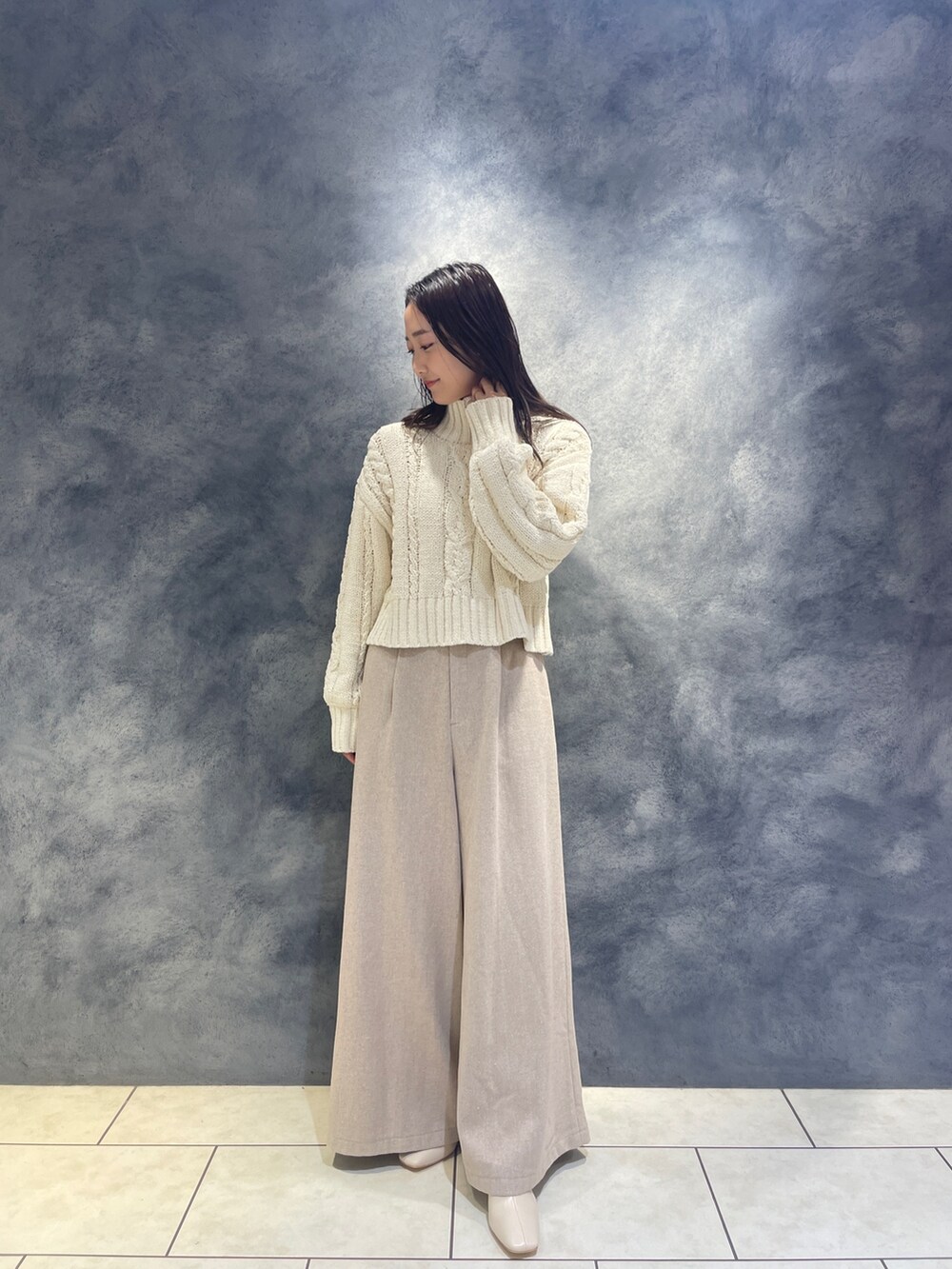 ホワイト系のニット/セーター、ベージュ系のその他パンツ、ホワイト系のブーツを着用したレディースの秋コーディネートの4枚目の写真
