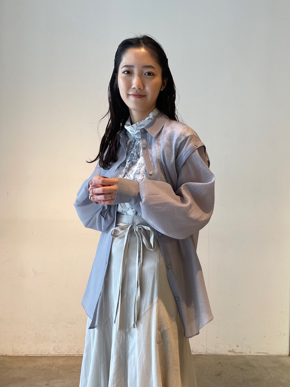 その他のサンダル、グレー系のスカート、ベージュ系のシャツ/ブラウスを着用したレディースの春コーディネートの6枚目の写真