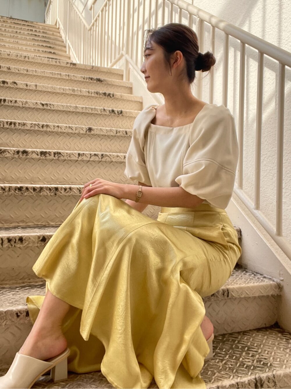 ホワイト系のシャツ/ブラウス、ホワイト系のテーラードジャケット、イエロー系のスカートを着用したレディースの冬コーディネートの7枚目の写真