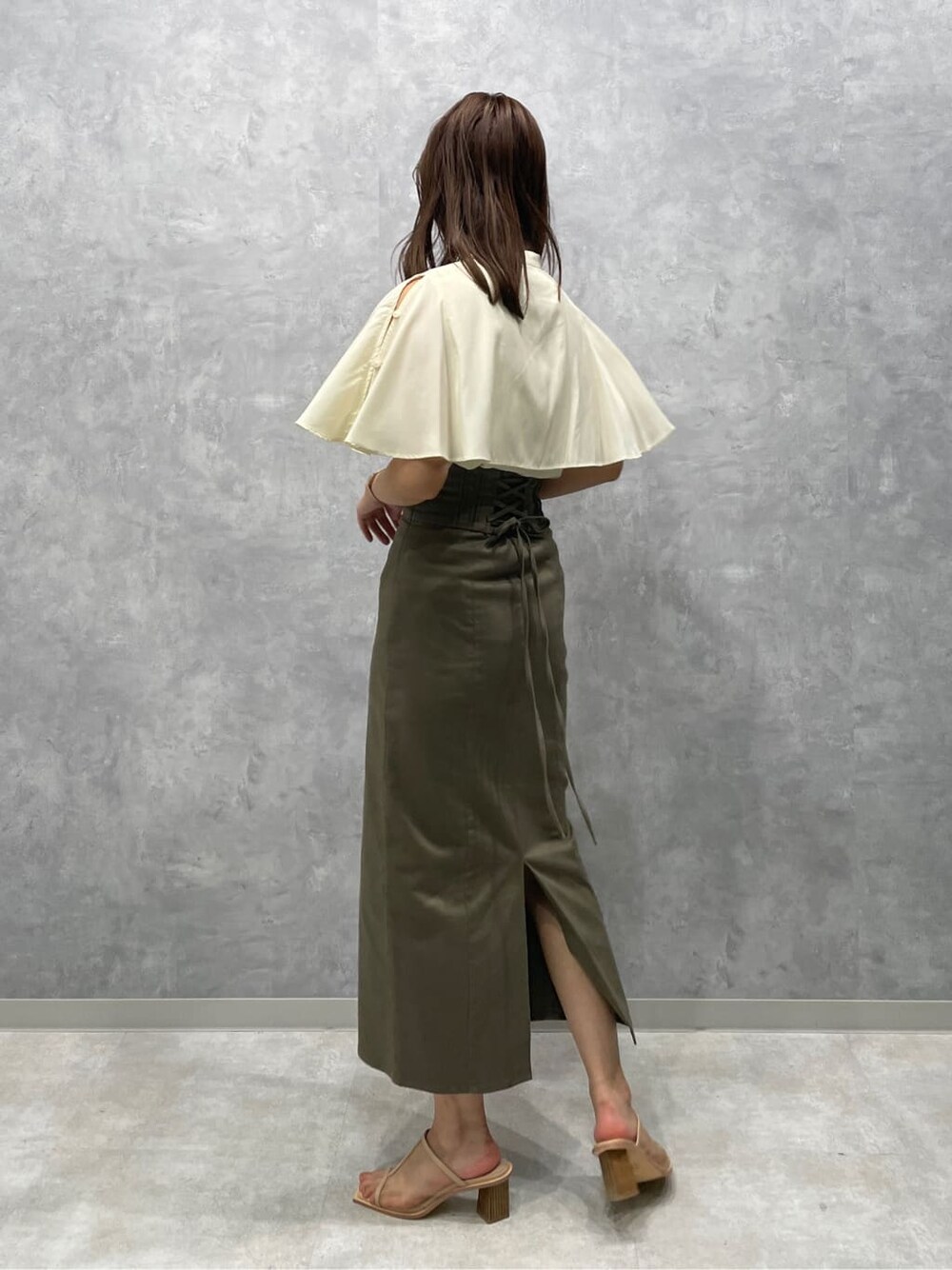 ベージュ系のスカート、ベージュ系のサンダル、ホワイト系のシャツ/ブラウスを着用したレディースの夏コーディネートの5枚目の写真