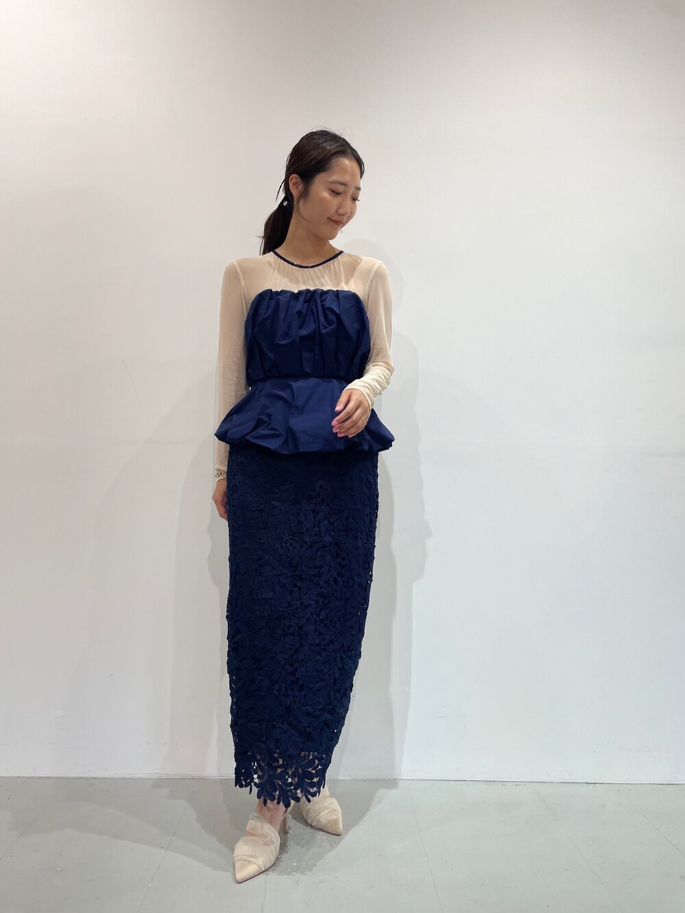 ベージュ系のパンプス、ブルー系のドレス、シルバー系のバレッタ/ヘアクリップを着用したレディースの夏コーディネートの7枚目の写真