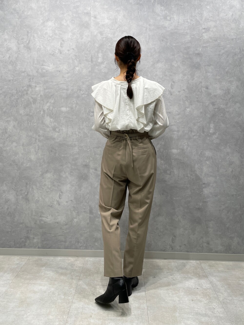 ホワイト系のカーディガン/ボレロ、ブラック系のブーツ、ホワイト系のシャツ/ブラウスを着用したレディースの冬コーディネートの8枚目の写真