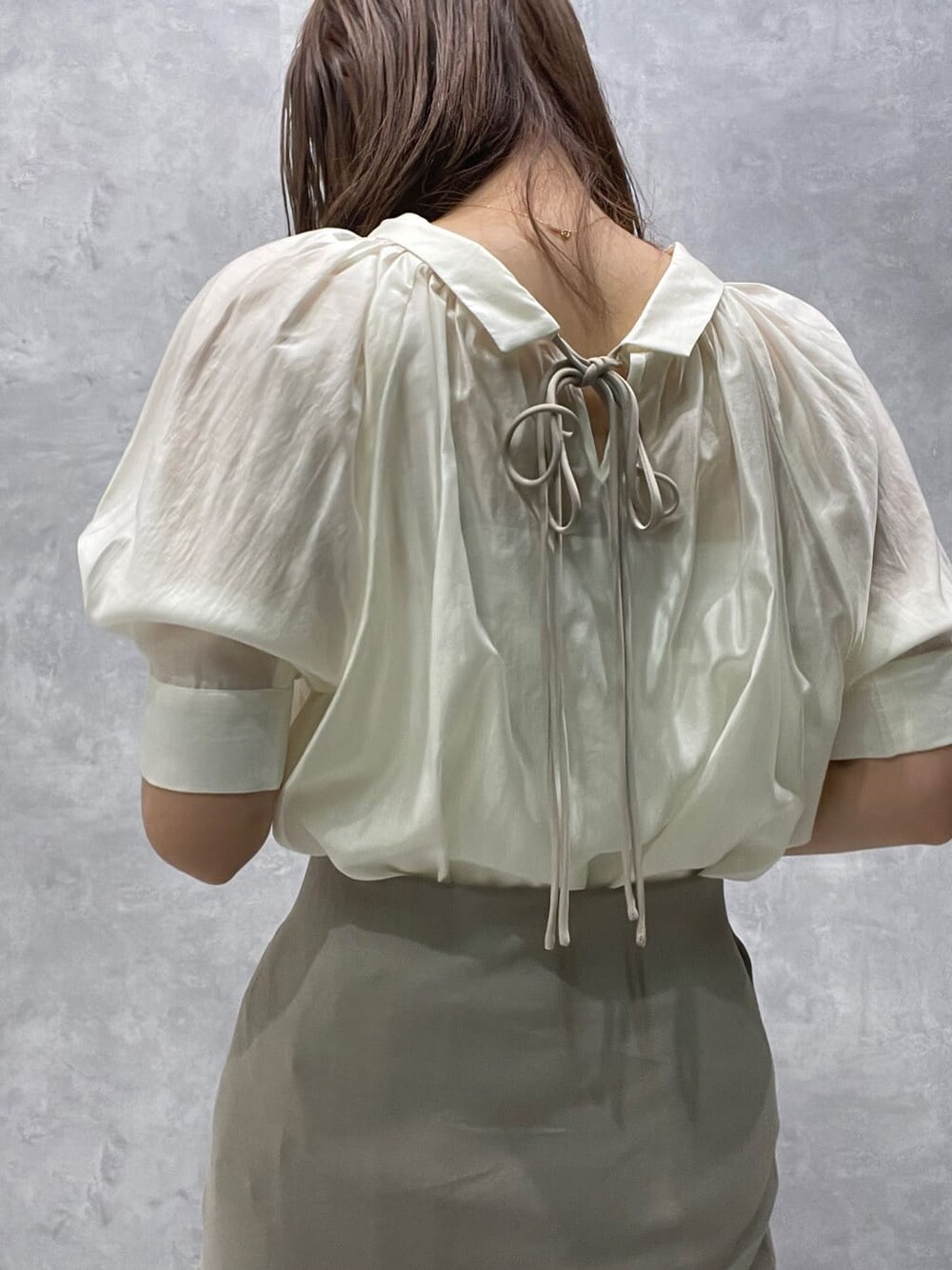 ホワイト系のサンダル、ベージュ系のスカート、ホワイト系のシャツ/ブラウスを着用したレディースの夏コーディネートの7枚目の写真