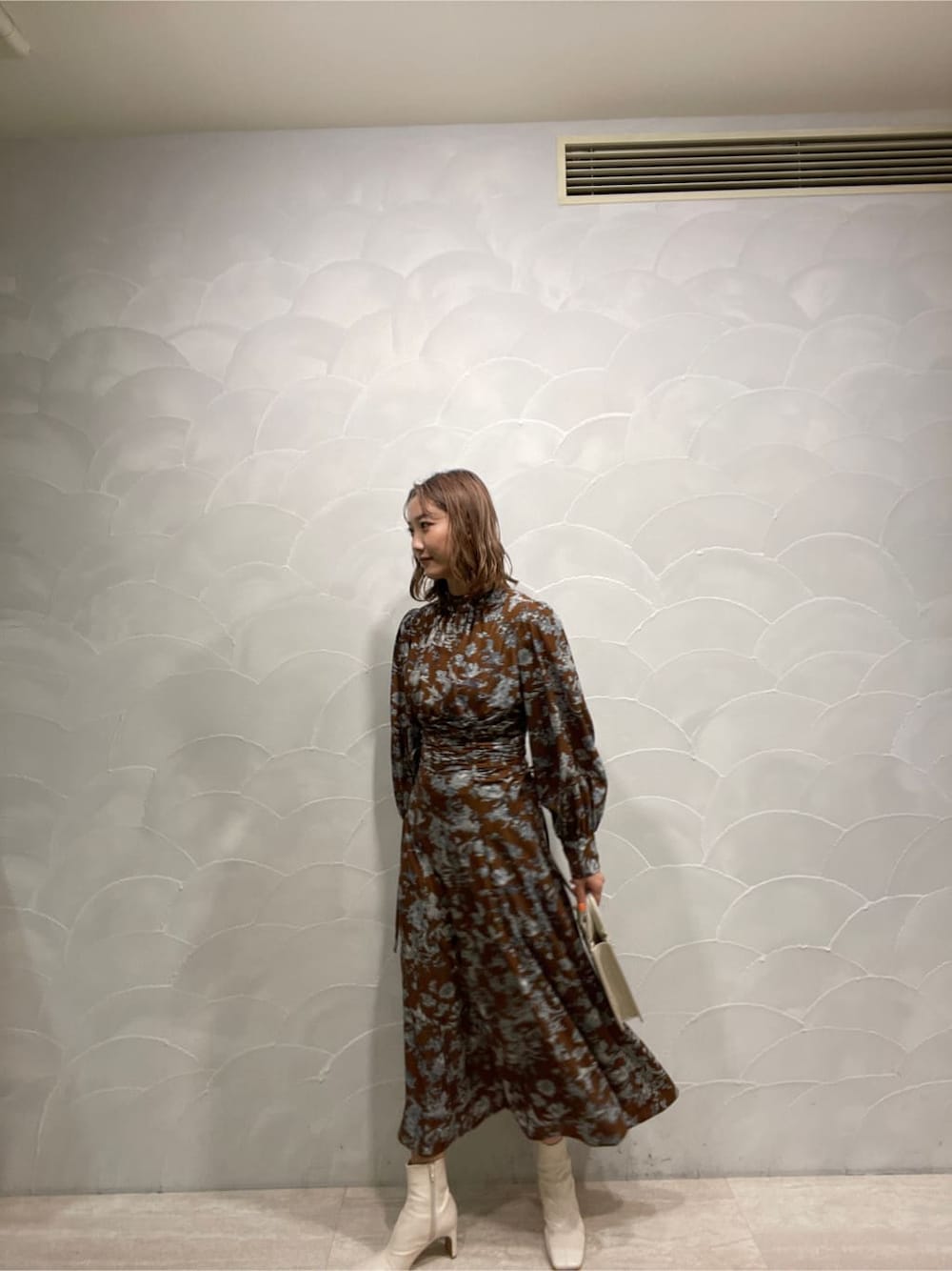 ホワイト系のその他シューズ、ホワイト系のショルダーバッグ、ブラウン系のワンピースを着用したレディースの冬コーディネートの2枚目の写真