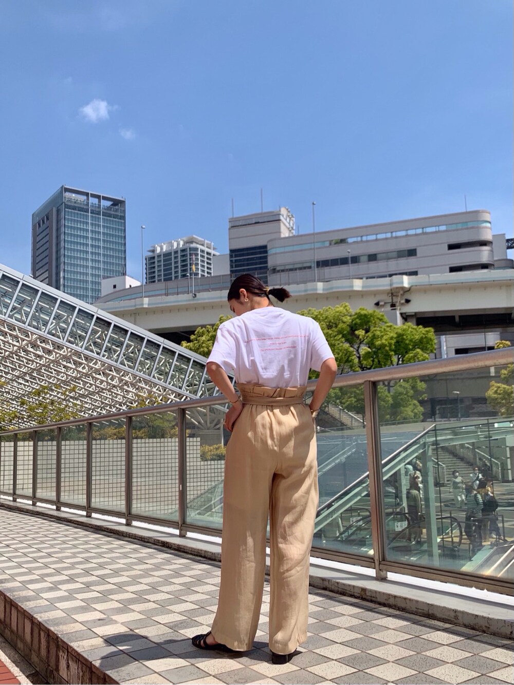 ベージュ系のその他パンツ、ホワイト系のTシャツ/カットソーを着用したレディースの春コーディネートの3枚目の写真