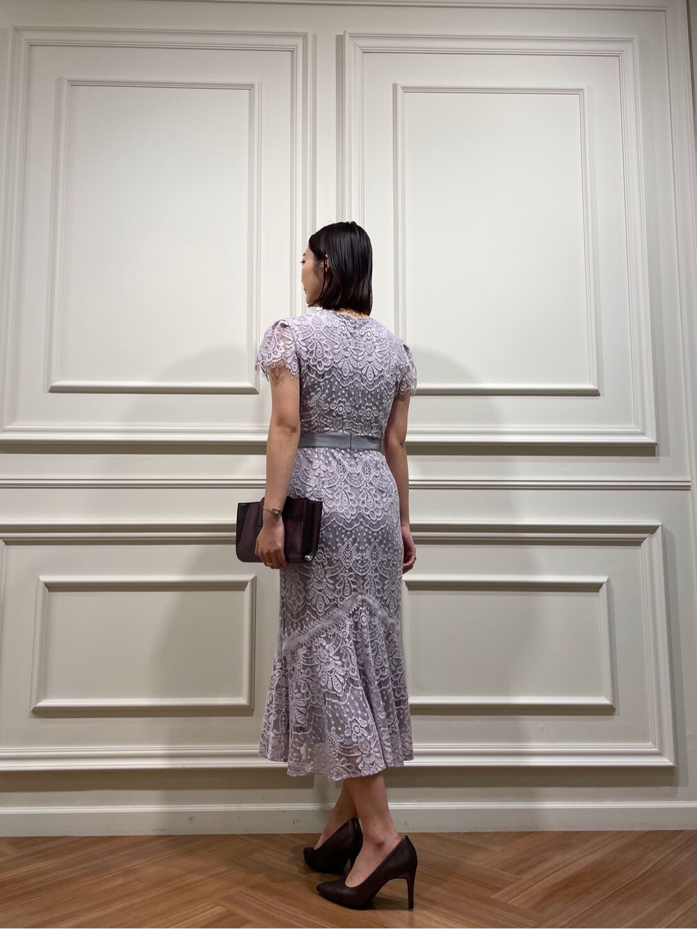 パープル系のワンピース、その他のハンドバッグ、ゴールド系のチョーカーを着用したレディースの春コーディネートの5枚目の写真