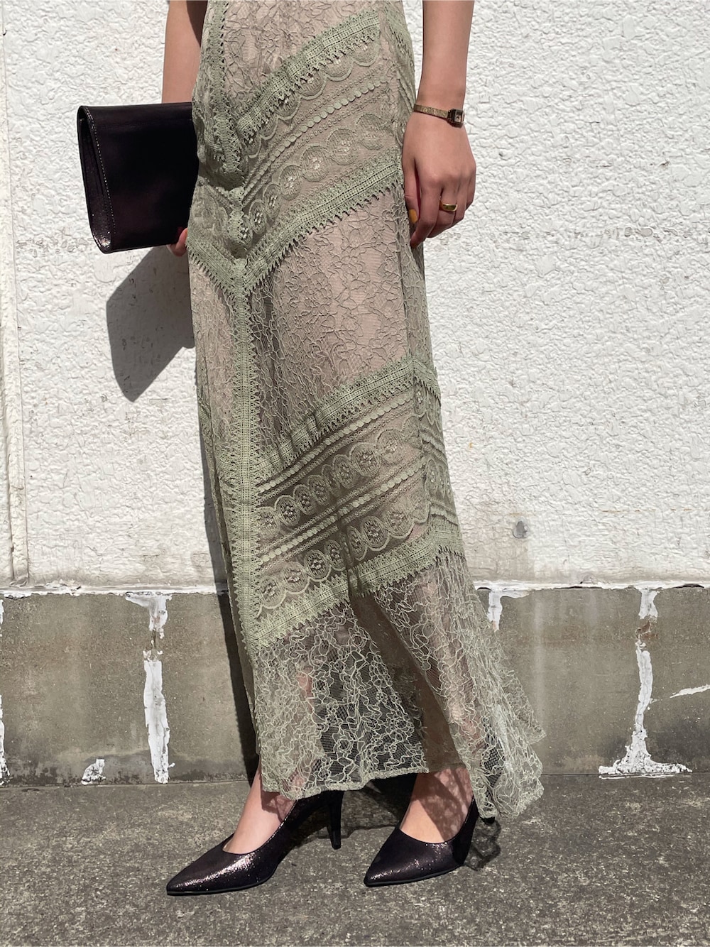 グリーン系のドレスを着用したレディースの春コーディネートの4枚目の写真