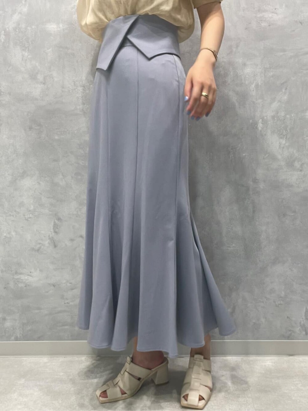 ベージュ系のシャツ/ブラウス、ホワイト系のサンダル、ブルー系のスカートを着用したレディースの夏コーディネートの8枚目の写真