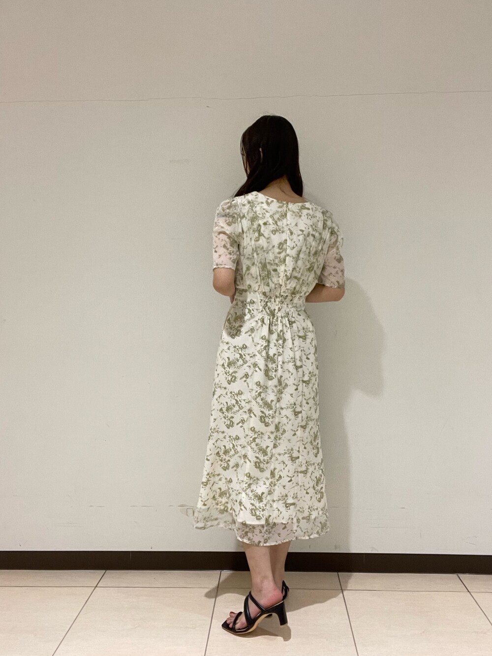 ブラック系のサンダル、ホワイト系のワンピースを着用したレディースの春コーディネートの6枚目の写真