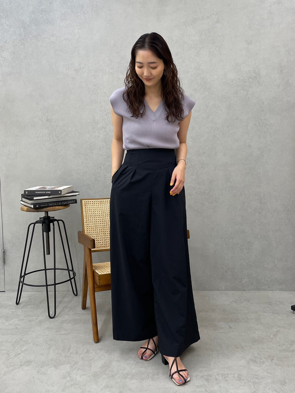 ブラック系のサンダル、ブルー系のニット/セーター、ブラック系のその他パンツを着用したレディースの春コーディネートの2枚目の写真