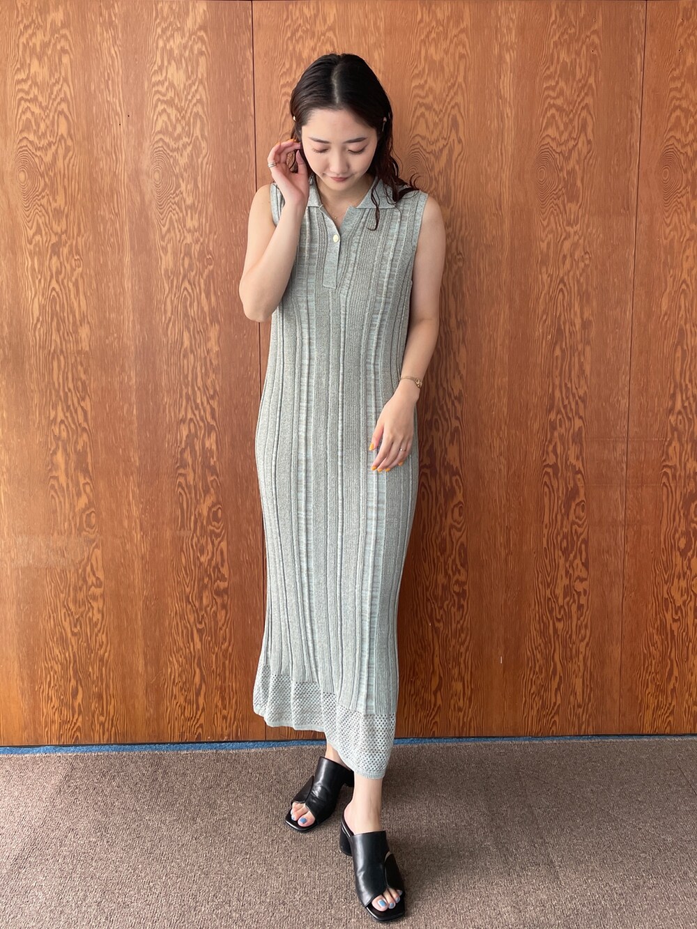 ブラック系のサンダル、グリーン系のワンピースを着用したレディースの夏コーディネートの4枚目の写真