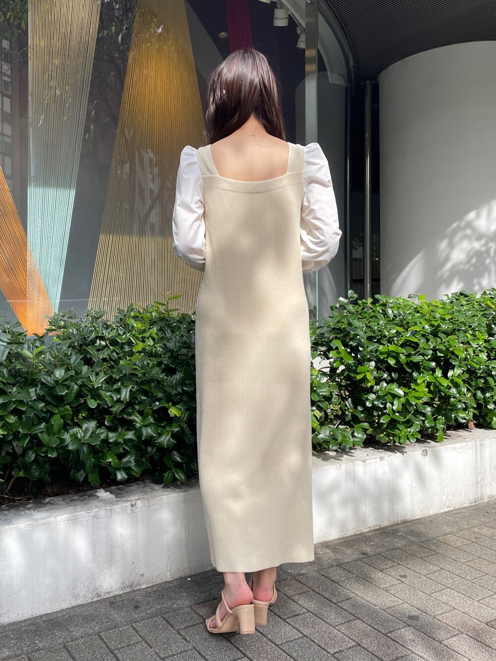 ホワイト系のワンピース、ベージュ系のサンダルを着用したレディースの冬コーディネートの7枚目の写真