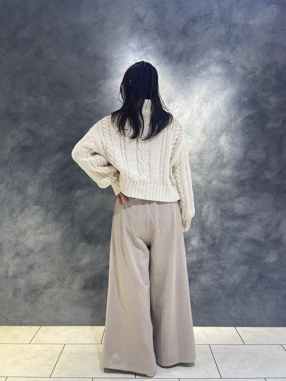 ホワイト系のニット/セーター、ベージュ系のその他パンツ、ホワイト系のブーツを着用したレディースの秋コーディネートの7枚目の写真