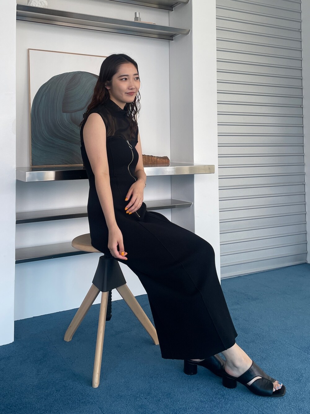 ブラック系のサンダル、ブラック系のワンピース、ブラック系のTシャツ/カットソーを着用したレディースの夏コーディネートの2枚目の写真