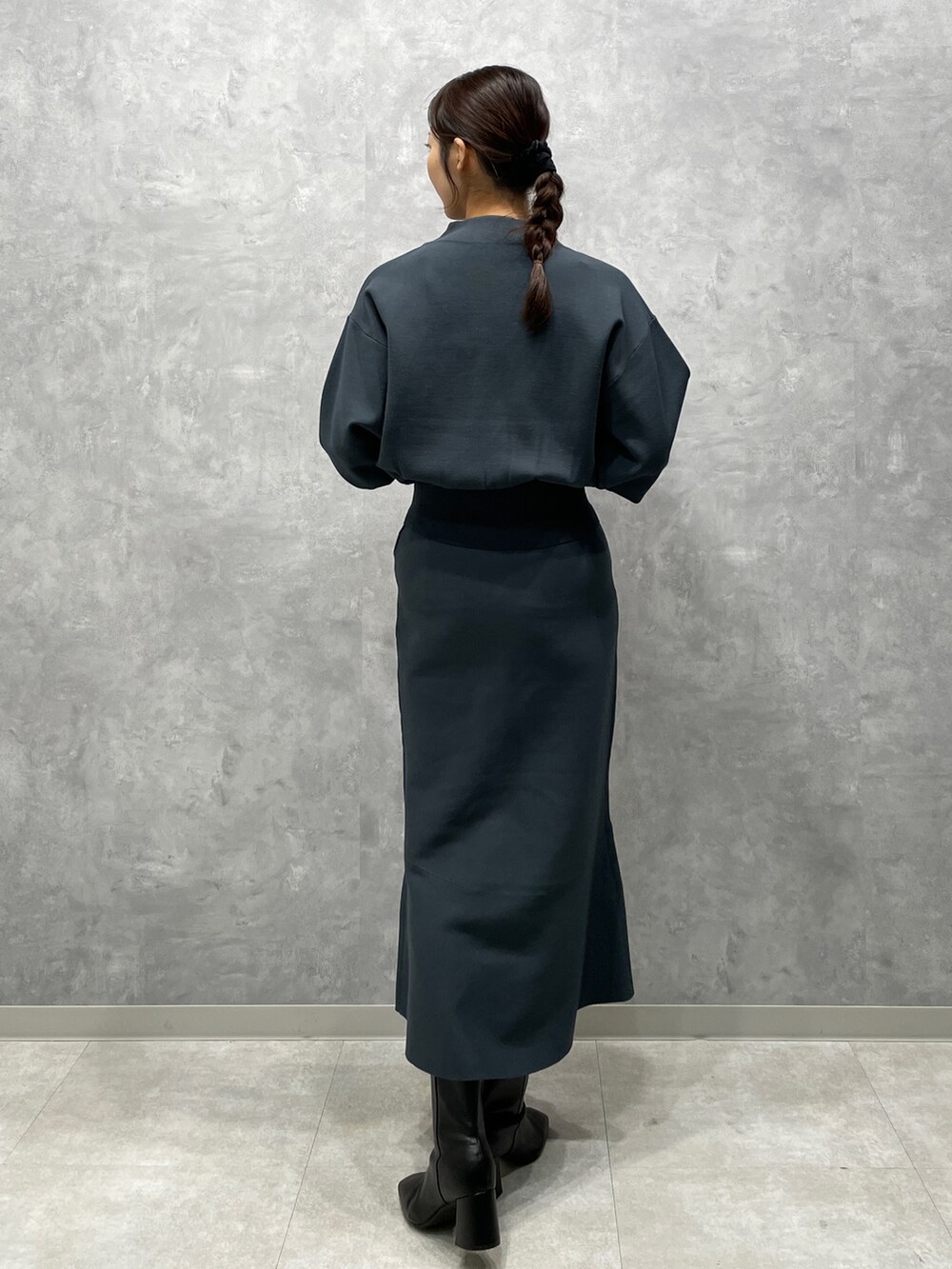 ホワイト系のカーディガン/ボレロ、グリーン系のニット/セーター、グリーン系のスカートを着用したレディースの冬コーディネートの8枚目の写真