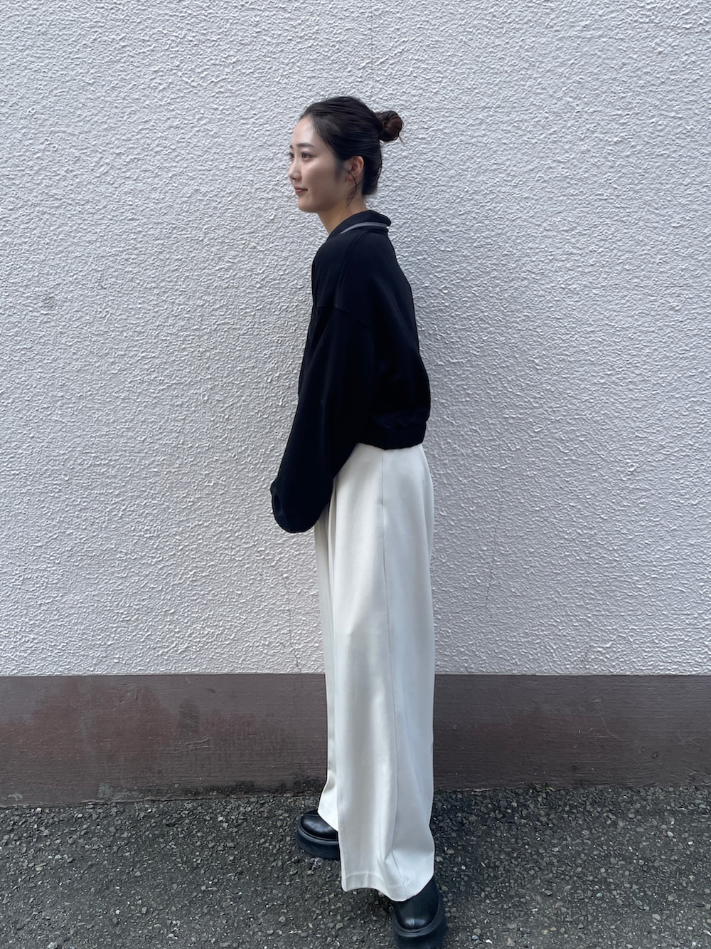 ブラック系のスウェット、ホワイト系のその他パンツを着用したレディースの夏コーディネートの4枚目の写真