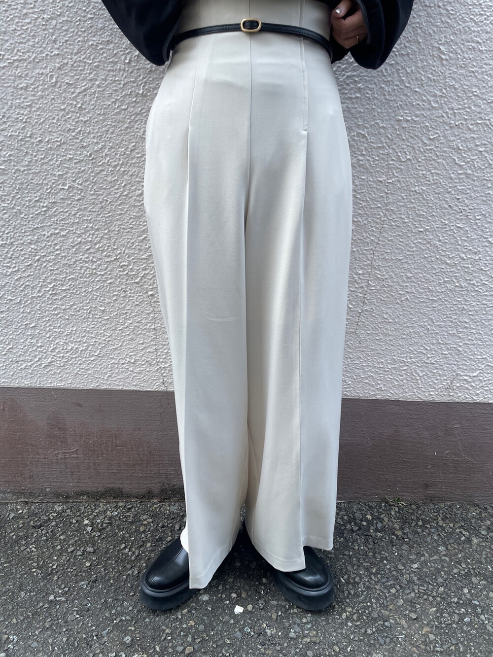 ブラック系のスウェット、ホワイト系のその他パンツを着用したレディースの夏コーディネートの8枚目の写真