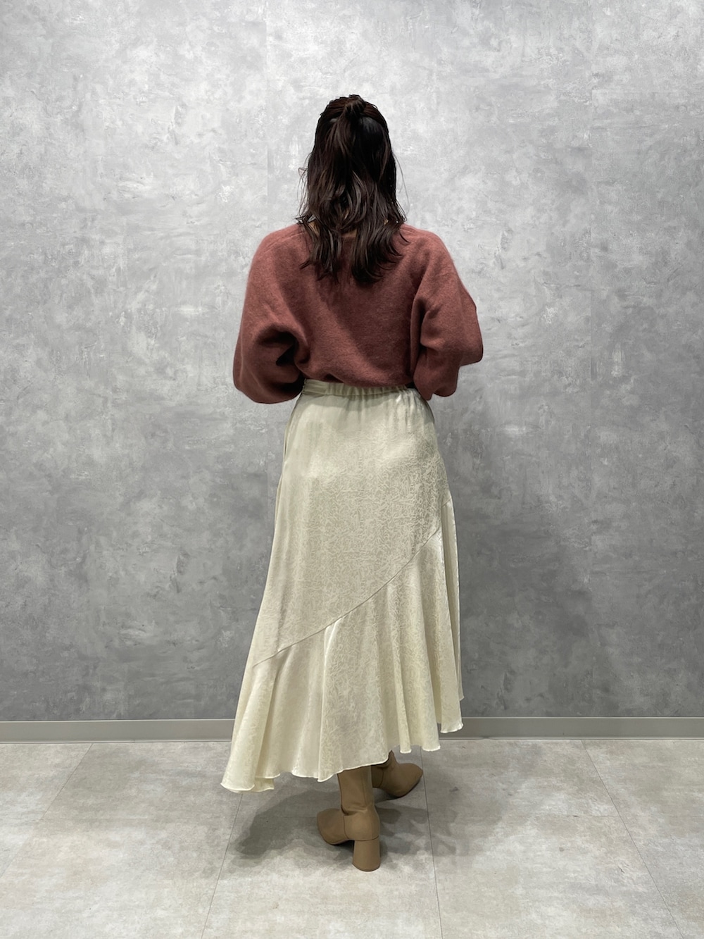 ベージュ系のブーツ、ホワイト系のスカート、ピンク系のニット/セーターを着用したレディースの冬コーディネートの5枚目の写真