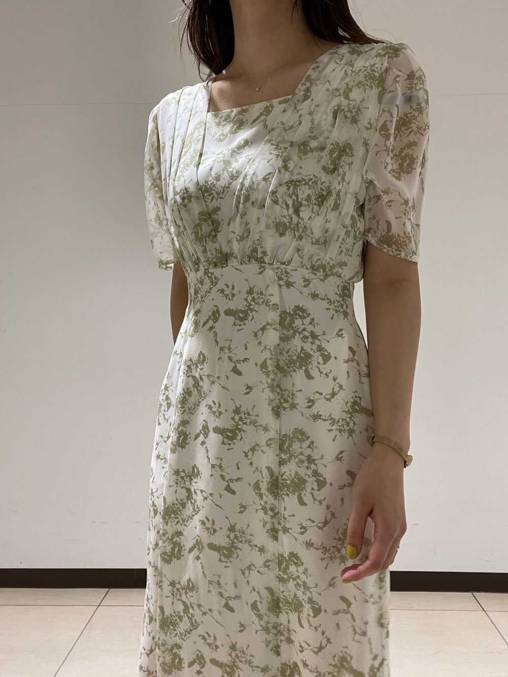 ブラック系のサンダル、ホワイト系のワンピースを着用したレディースの春コーディネートの8枚目の写真