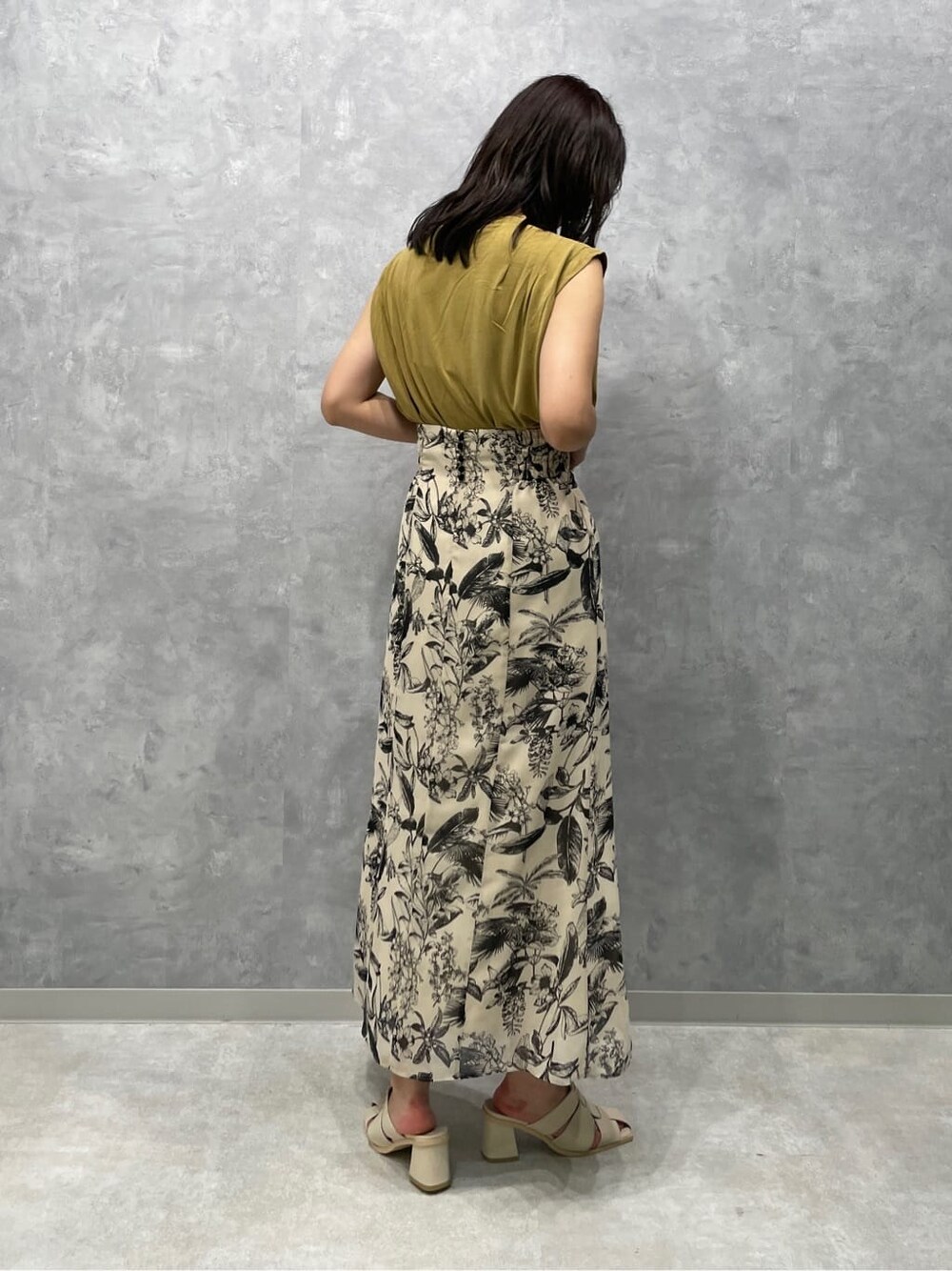 ホワイト系のサンダル、ベージュ系のスカート、ベージュ系のTシャツ/カットソーを着用したレディースの夏コーディネートの4枚目の写真
