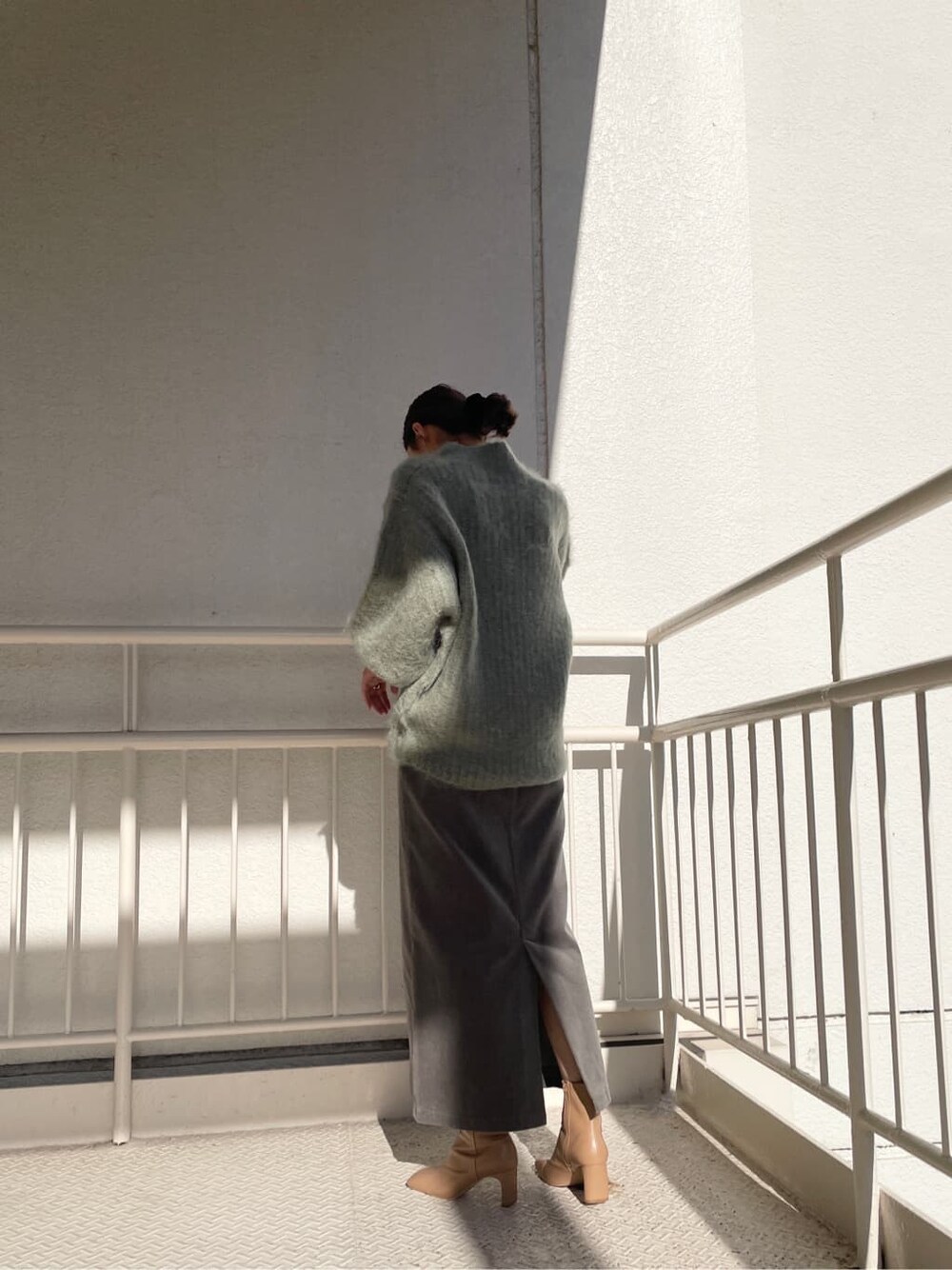 ベージュ系のその他シューズ、グリーン系のニット/セーター、グレー系のスカートを着用したレディースの秋コーディネートの3枚目の写真