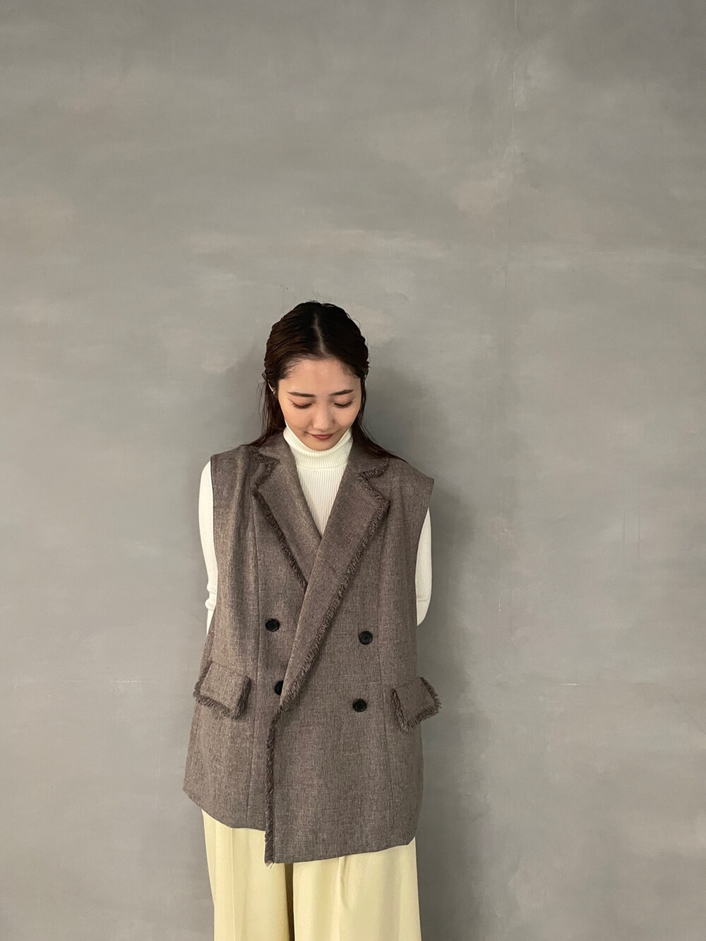 イエロー系のその他パンツ、ホワイト系のブーツ、グレー系のベストを着用したレディースの夏コーディネートの7枚目の写真