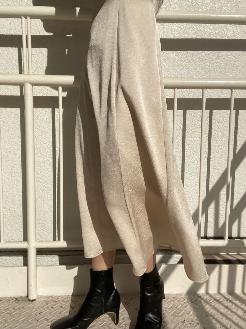 ブラック系のその他シューズ、ブラック系のその他アウター、ホワイト系のワンピースを着用したレディースの冬コーディネートの8枚目の写真