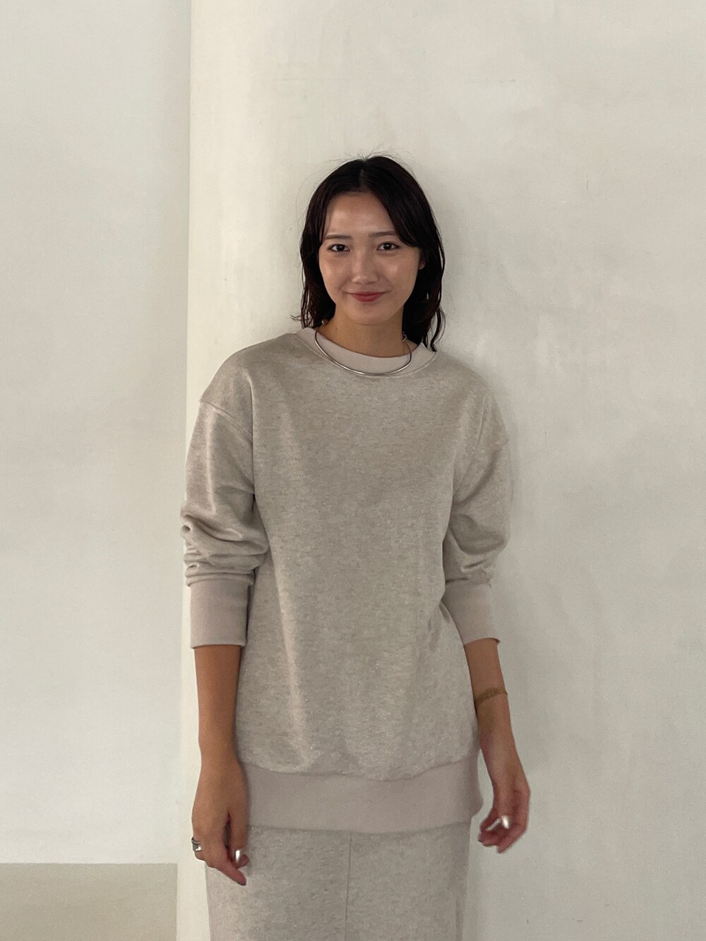 ブラック系のブーツ、ベージュ系のスカート、ベージュ系のスウェットを着用したレディースの秋コーディネートの8枚目の写真