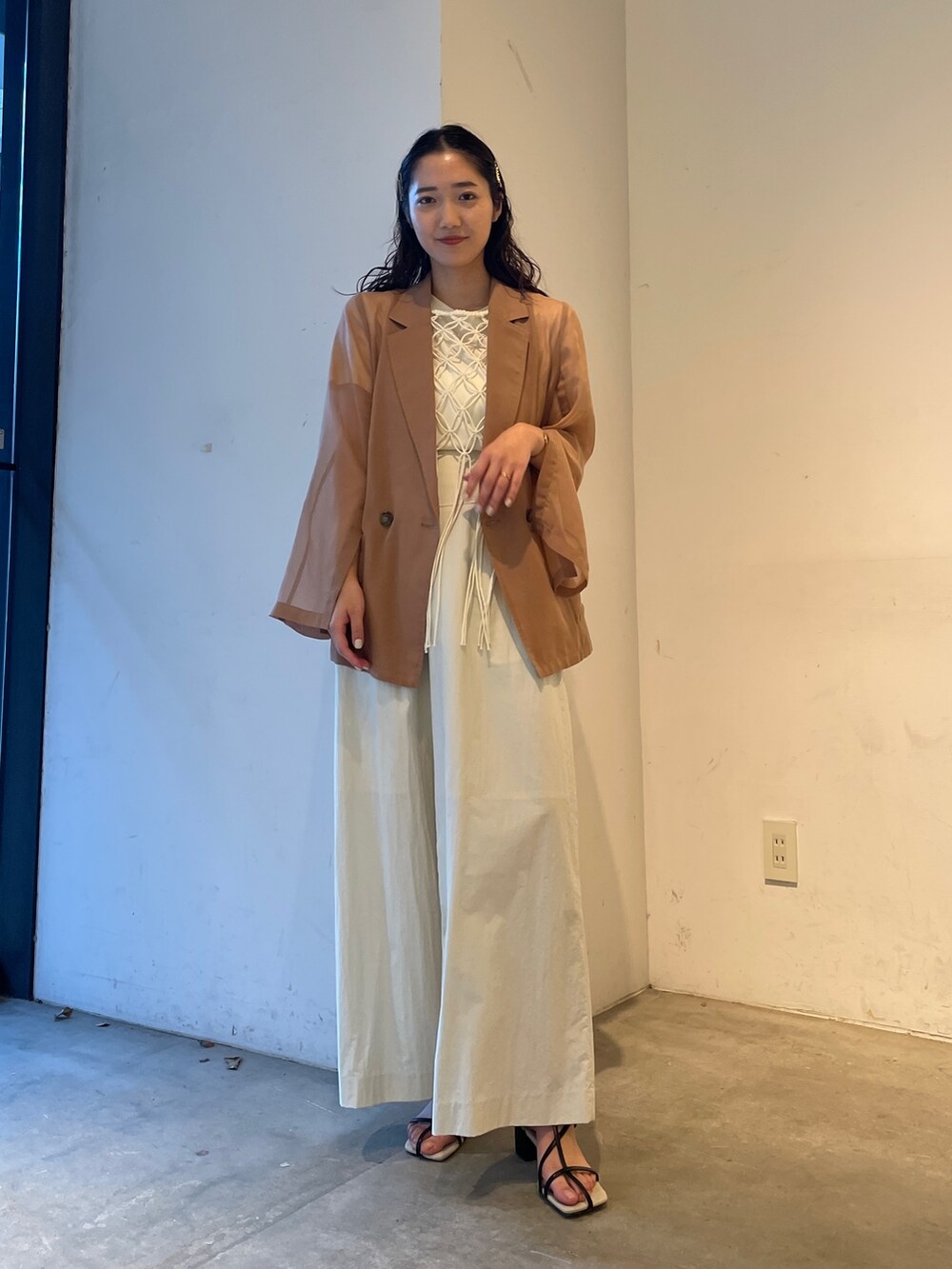 ホワイト系のその他パンツ、ブラック系のサンダル、ホワイト系のTシャツ/カットソーを着用したレディースの春コーディネートの8枚目の写真