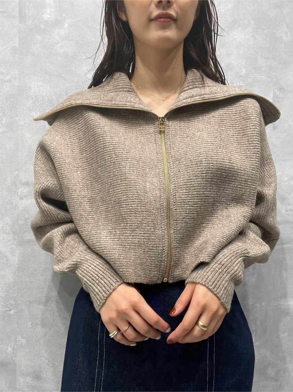 ベージュ系のブーツ、ブルー系のスカート、ベージュ系のカーディガン/ボレロを着用したレディースの秋コーディネートの6枚目の写真