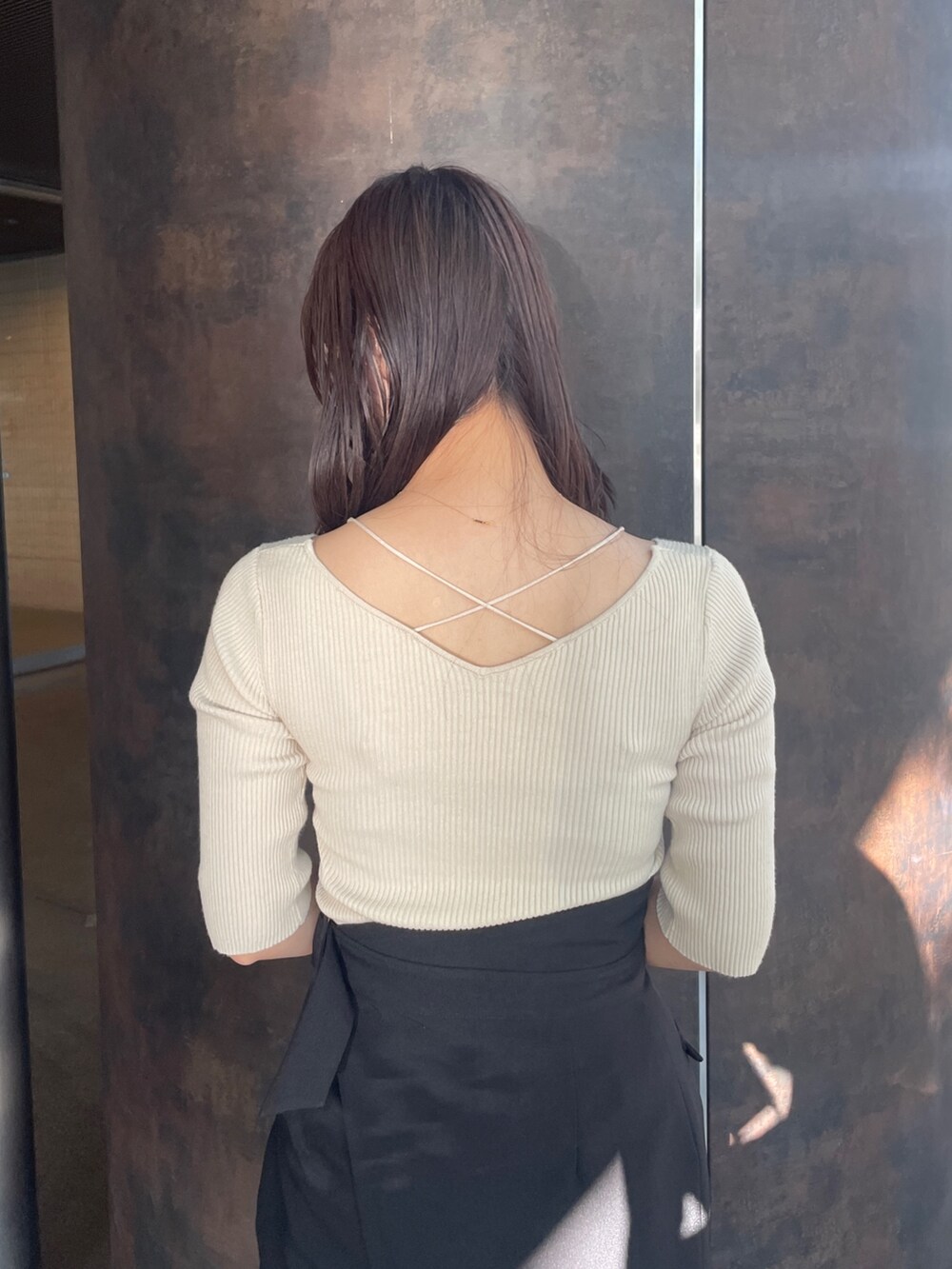 ベージュ系のサンダル、ブラック系のその他パンツ、ホワイト系のニット/セーターを着用したレディースの夏コーディネートの8枚目の写真