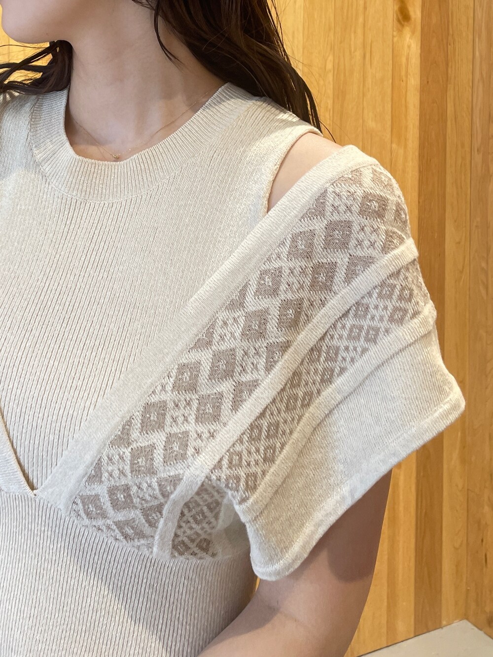 その他のサンダル、ベージュ系のワンピースを着用したレディースの冬コーディネートの8枚目の写真