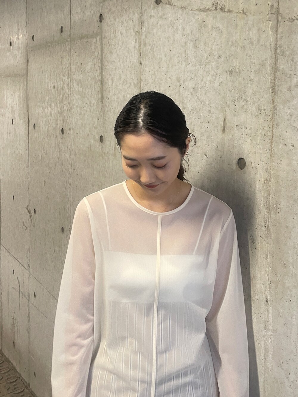 ホワイト系のTシャツ/カットソー、ベージュ系のスカート、ブラウン系のサンダルを着用したレディースの春コーディネートの8枚目の写真