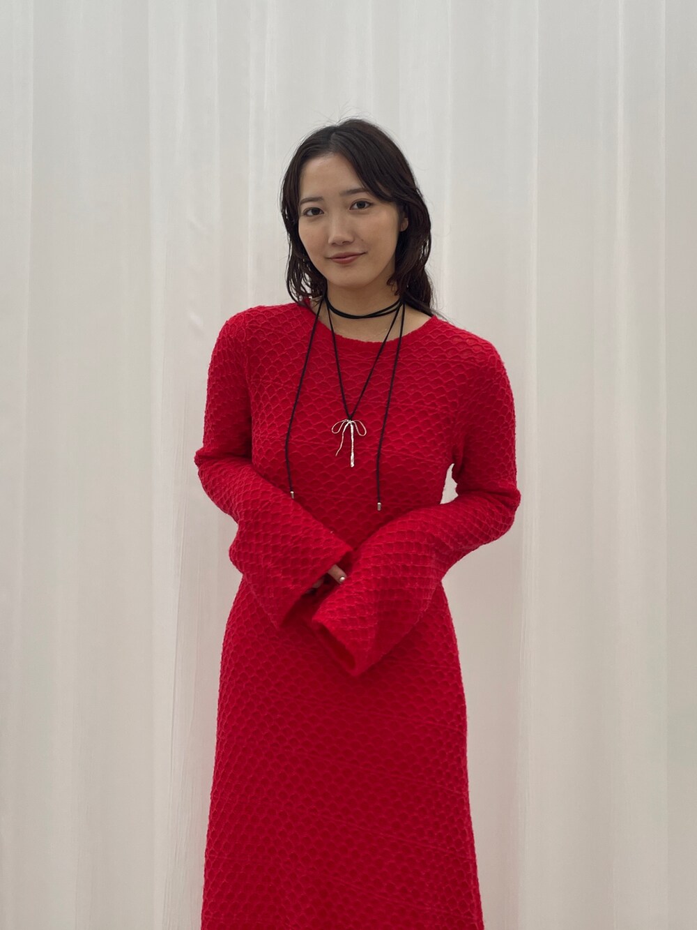 ブラック系のローファー、レッド系のワンピース、シルバー系のチョーカーを着用したレディースの秋コーディネートの7枚目の写真