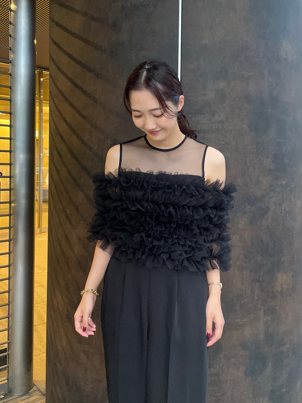 ブラック系のパンプス、ブラック系のパンツドレスを着用したレディースの秋コーディネートの6枚目の写真