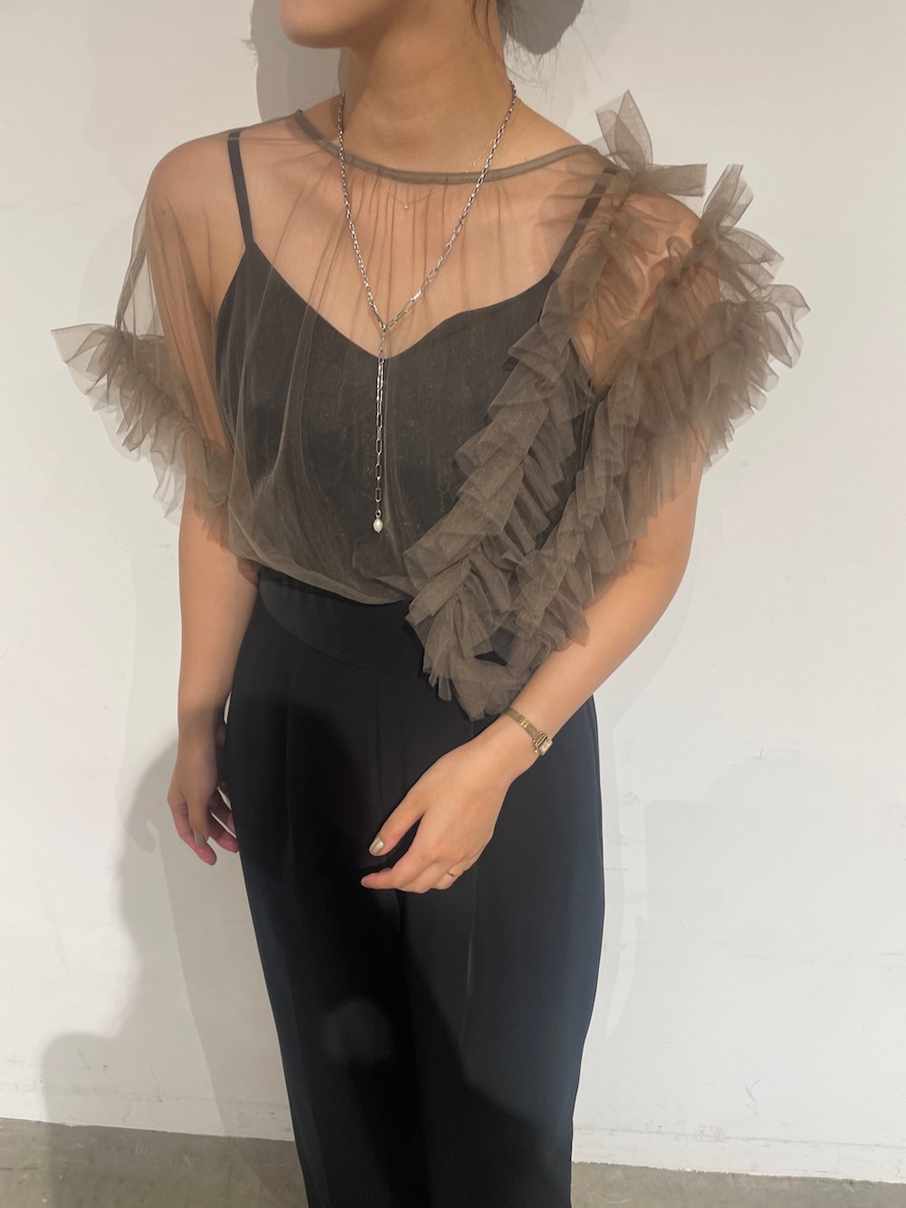 その他のパンツドレス、ブラック系のパンプスを着用したレディースの夏コーディネートの10枚目の写真