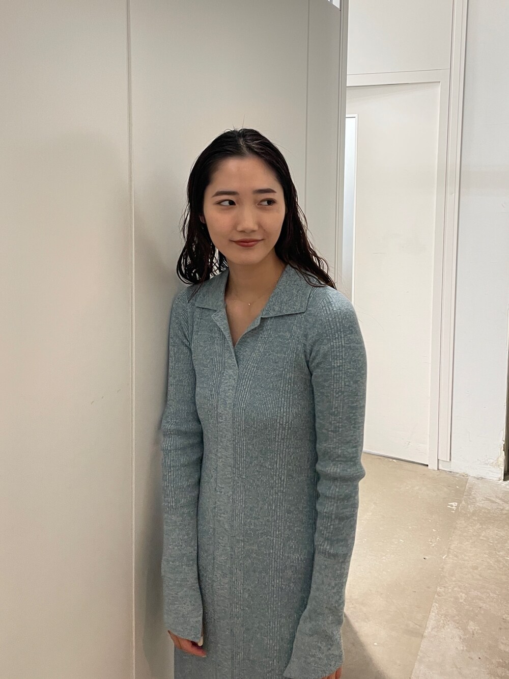 シルバー系のパンプス、ブルー系のワンピースを着用したレディースの冬コーディネートの6枚目の写真