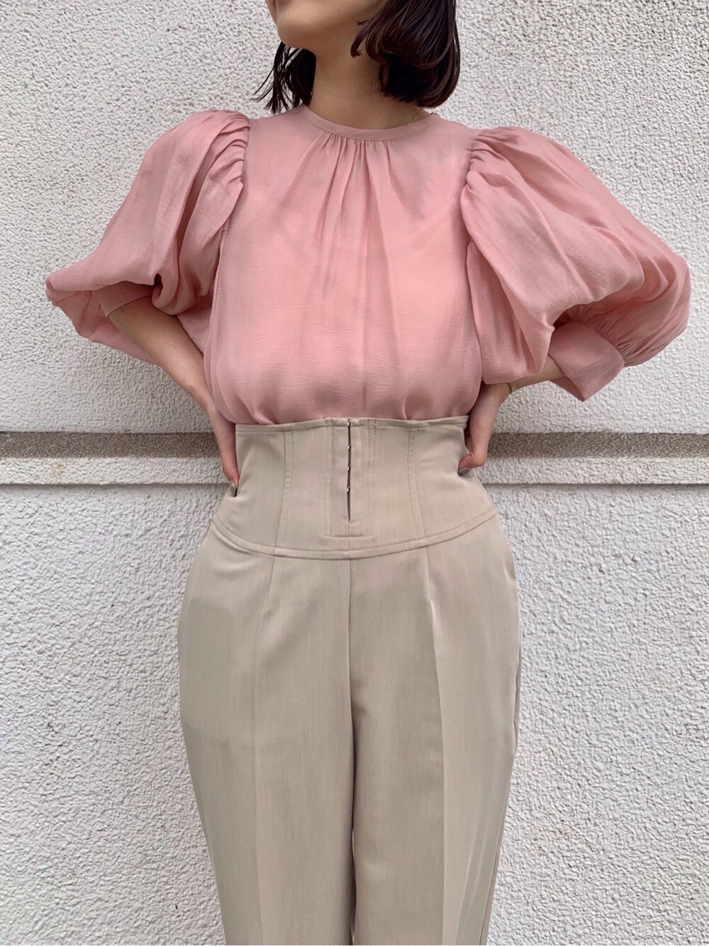 その他のその他シューズ、ピンク系のシャツ/ブラウス、ベージュ系のその他パンツを着用したレディースの春コーディネートの6枚目の写真