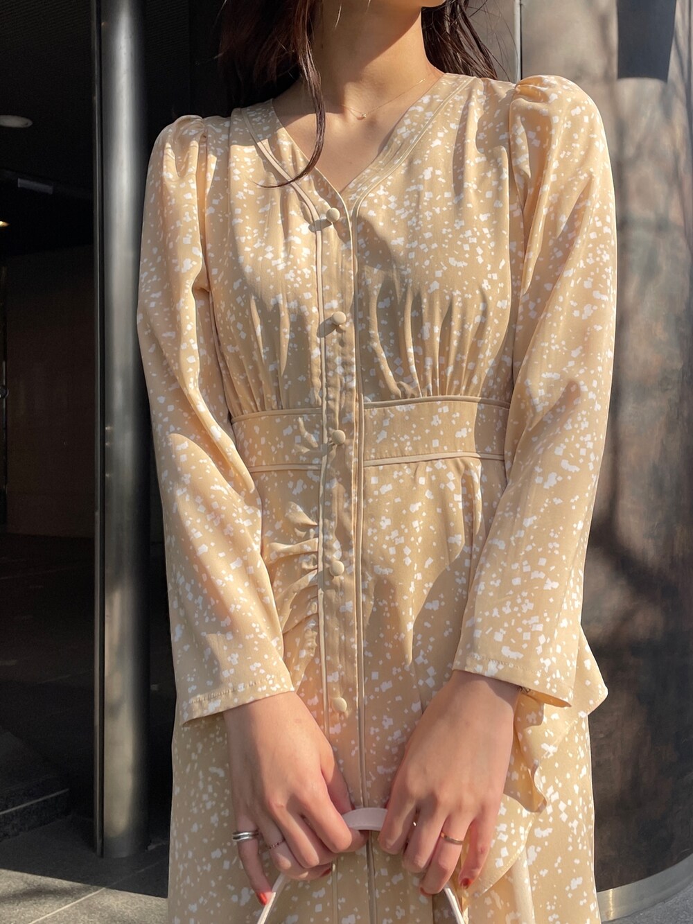 ベージュ系のワンピース、イエロー系のサンダルを着用したレディースの冬コーディネートの6枚目の写真