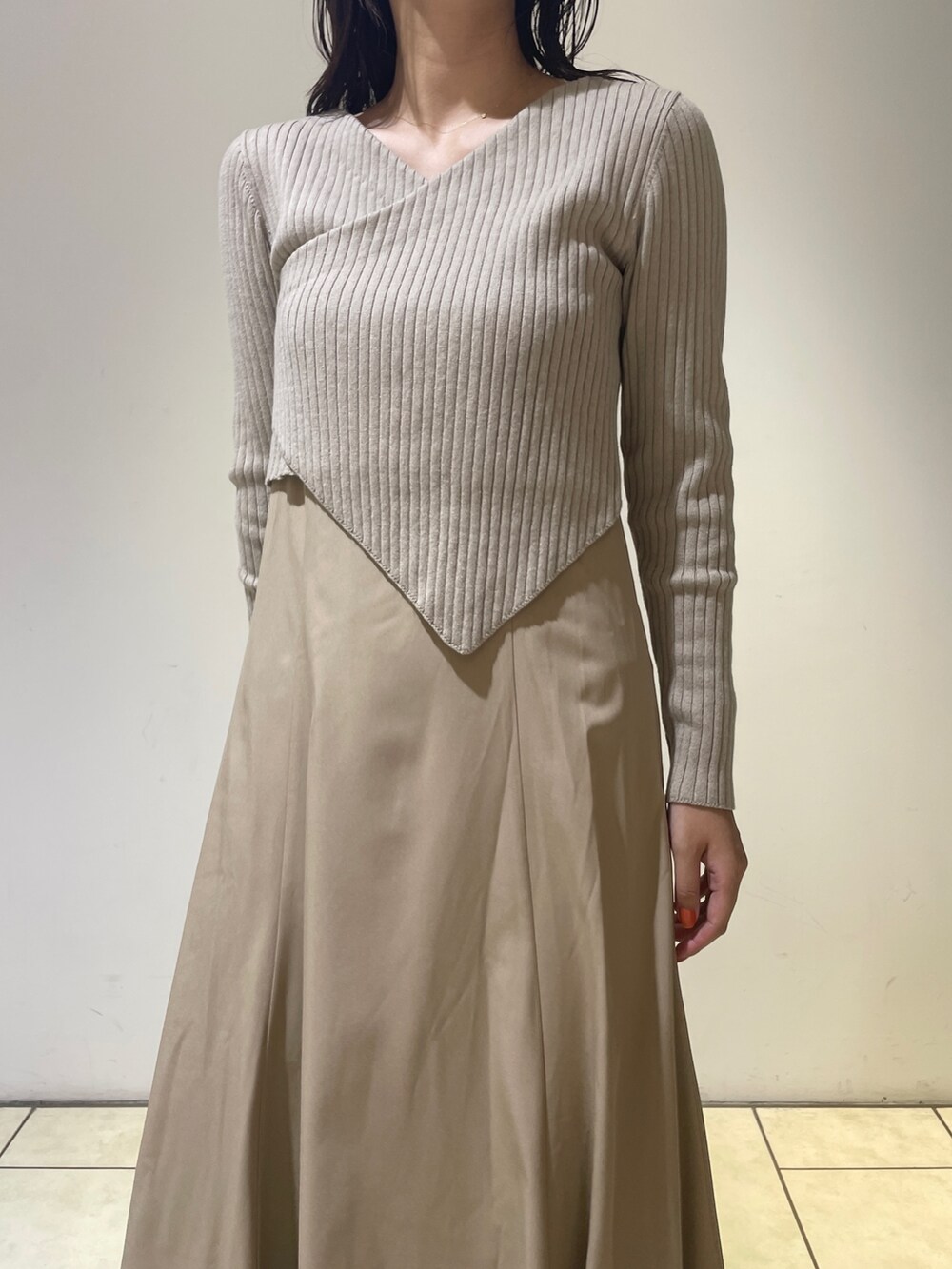 ベージュ系のワンピース、ホワイト系のブーツ、ホワイト系のカーディガン/ボレロを着用したレディースの秋コーディネートの9枚目の写真