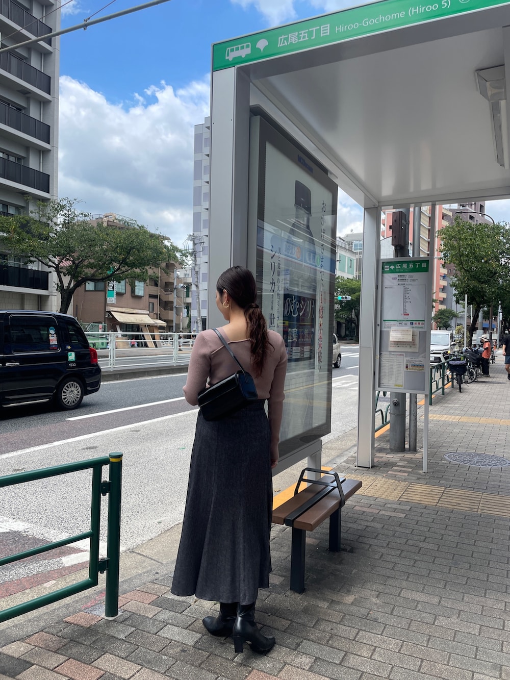ブラック系のショルダーバッグ、ブラック系のブーツ、ピンク系のニット/セーターを着用したレディースの夏コーディネートの5枚目の写真