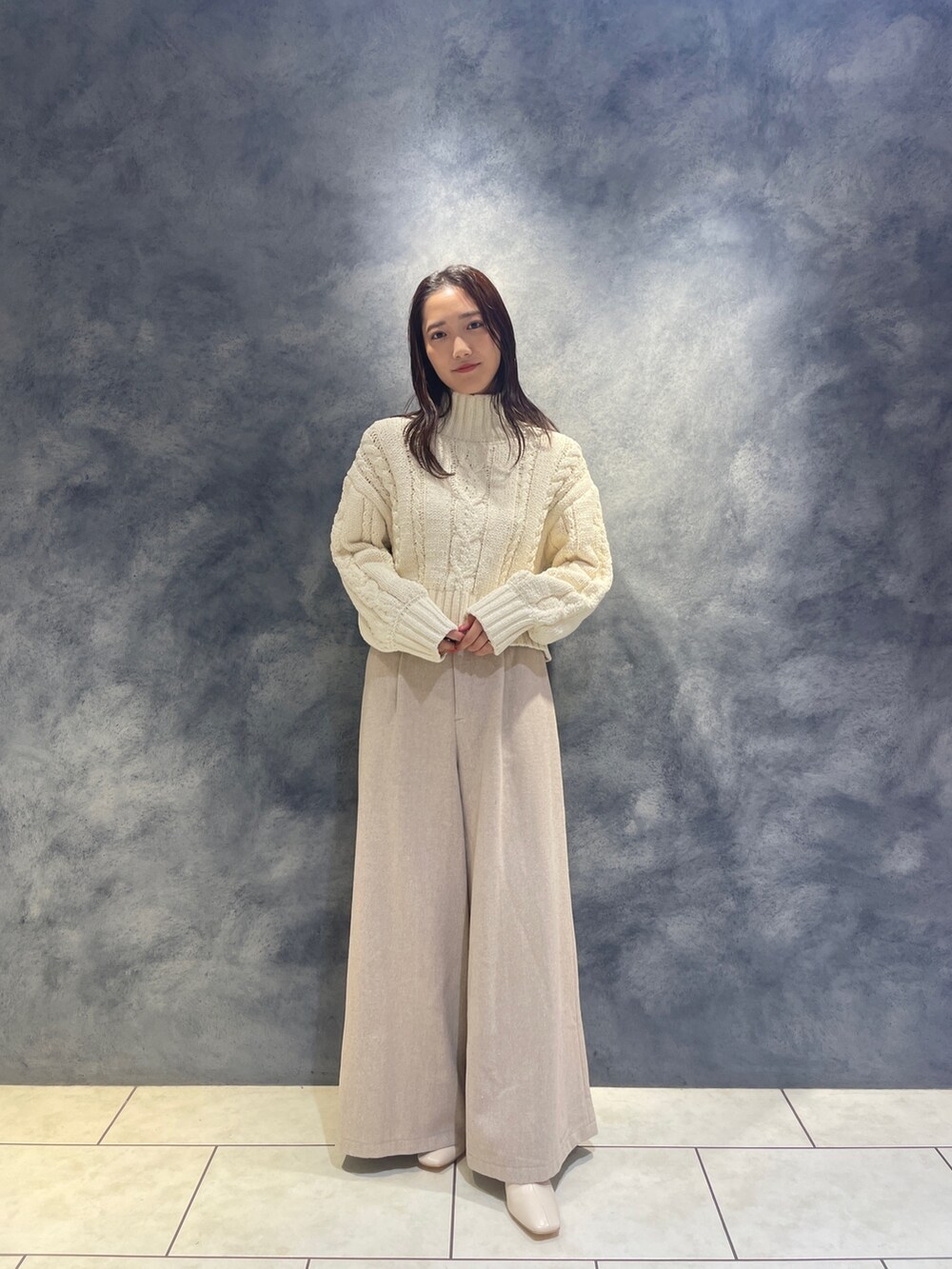 ホワイト系のニット/セーター、ベージュ系のその他パンツ、ホワイト系のブーツを着用したレディースの秋コーディネートの5枚目の写真