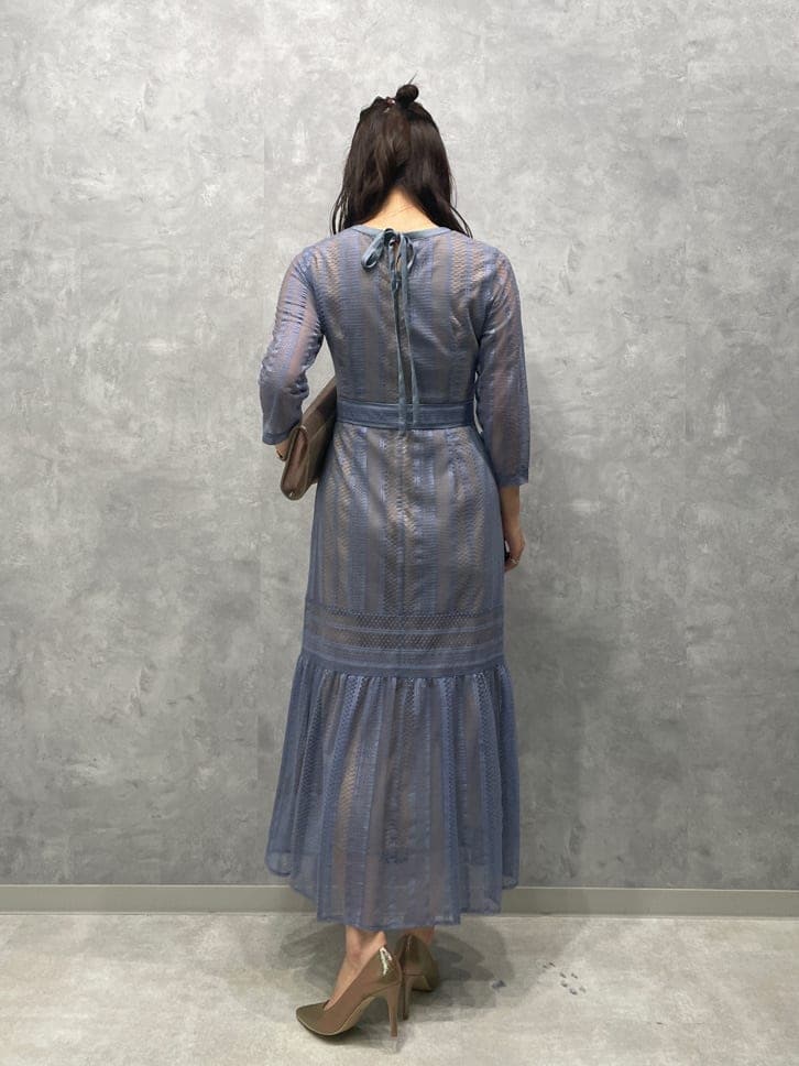 ゴールド系のパンプス、ゴールド系のクラッチバッグ、ブルー系のドレスを着用したレディースの夏コーディネートの6枚目の写真