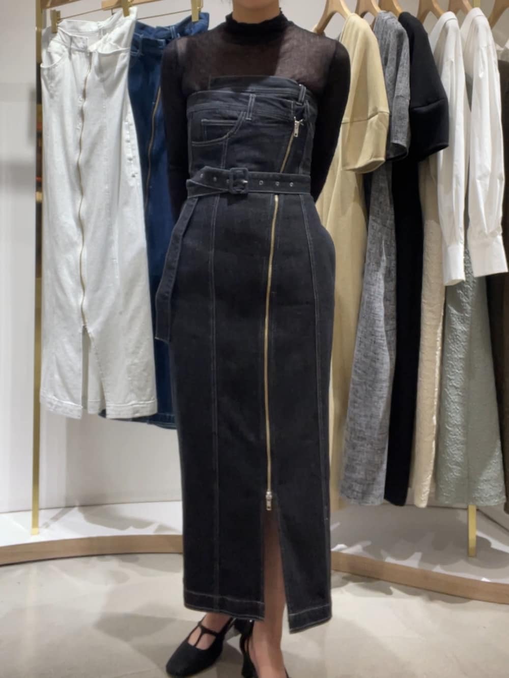 ブラック系のワンピース、ブラック系のパンプス、ブラック系のTシャツ/カットソーを着用したレディースの春コーディネートの3枚目の写真