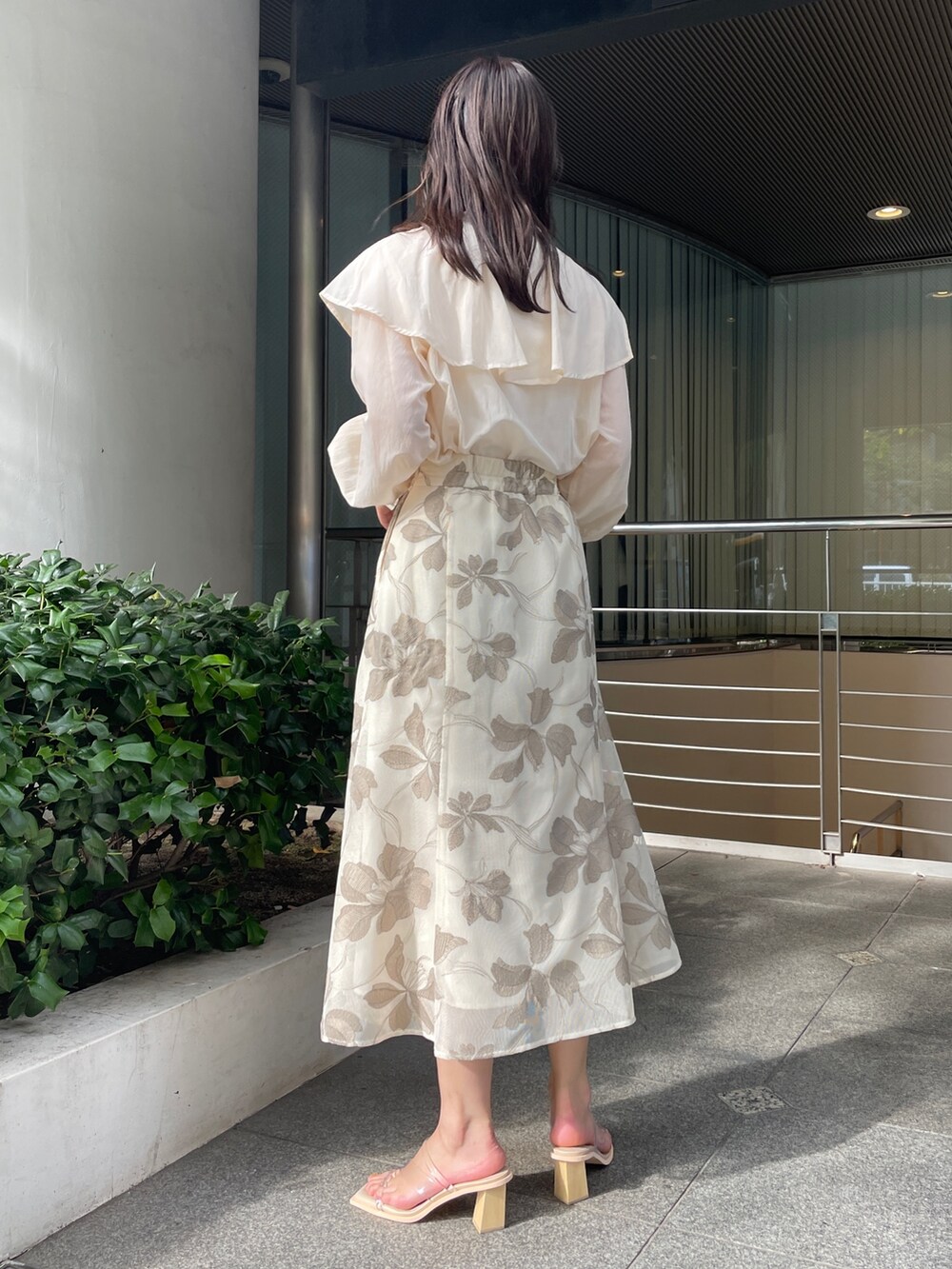 ホワイト系のシャツ/ブラウス、その他のサンダル、ベージュ系のスカートを着用したレディースの冬コーディネートの7枚目の写真